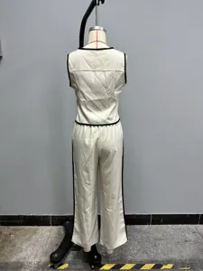 Completo casual alla moda da donna con top smanicato e pantaloni lunghi eleganti.