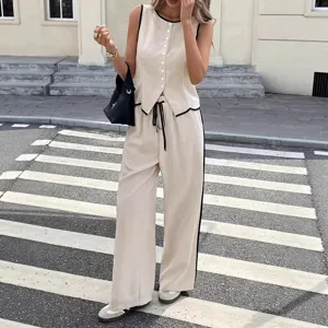 Completo due pezzi gilet pantaloni chic minimalista beige moda donna look quotidiano.