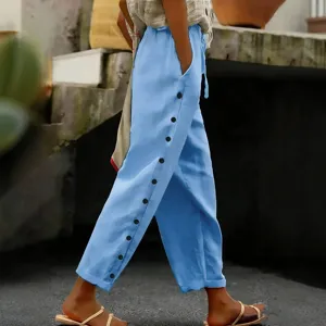 Vue détail du pantalon court décontracté en coton lin bleu clair avec boutons latéraux et cordon.