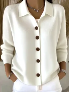 Weißer Strickcardigan mit Reverskragen und braunen Knöpfen für Damen Hauptansicht im Shop