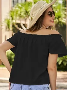 Detailansicht der einfarbigen schwarzen schulterfreien Kurzarm-Rüschenbluse für Damen.