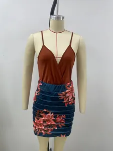 Ensemble mode pour femme avec body marron et jupe imprimee florale pour toutes les saisons.