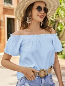 Detailansicht der schicken hellblauen schulterfreien Rüschen Kurzarm Sommer Bluse Top.