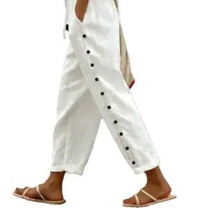Pantalon court décontracté pour femme en lin uni avec cordon et boutons sur le côté.