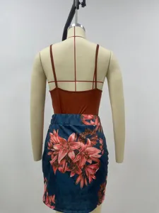 Détail de dos de l'ensemble jupe imprimée florale et caraco uni, beau design style.