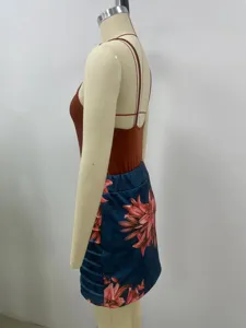 Vue latérale d'un ensemble élégant pour femmes composé d'un body et d'une jupe imprimée.