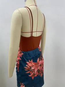 Vue arrière détaillée de l'ensemble jupe imprimé floral et body marron tendance.