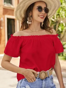 Nahaufnahme des roten Damen Off-Shoulder Rüschen-Tops mit feiner Textur und Kragendetail.