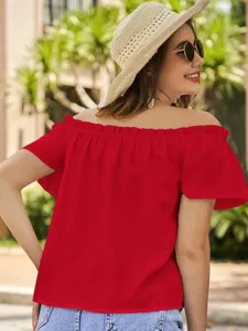 Rote schulterfreie Bluse mit Rüschen Detailaufnahme, schöne Outdoor-Szene Ansicht.
