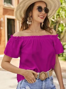 Modische magenta farbene schulterfreie Rüschenbluse für Damen, ideal für Frühling und Sommer.