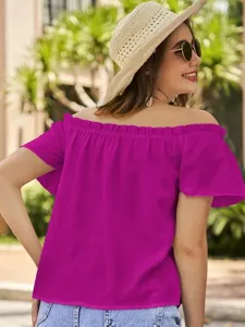 Schulterfreie Rüschenbluse Detailansicht, lebendiges magentafarbenes Sommershirt mit kurzen Ärmeln.