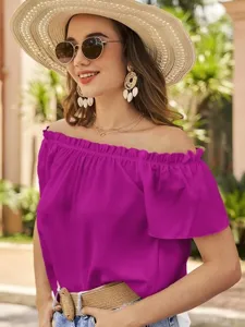 Schulterfreies Rüschen Damensommerhemd in leuchtendem Magenta, stilvolles Detail.