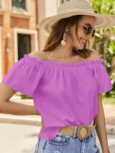 Detailansicht der lila Damen schulterfreien Bluse mit sehr stilvollem Rüschenkragen.