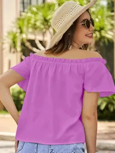 Detailansicht der lila schulterfreien Rüschenbluse, die draußen vom Model getragen wird.
