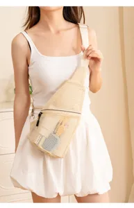 Vista detallada del bolso bandolera de malla transpirable, mochila de pecho informal ligera.