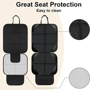 Vista detallada de alfombrilla protectora para asientos de coche negra con superficie impermeable.