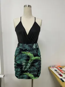 Ensemble body sexy noir et mini-jupe imprimée de feuilles tropicales élégant