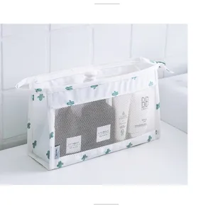 Vue détaillée du sac de toilette de voyage blanc avec motif cactus, maille et fermeture éclair.