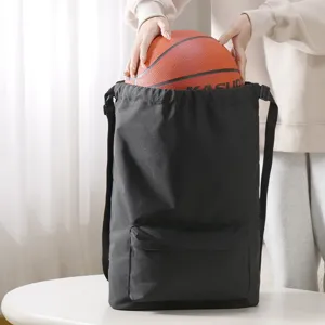 Zwarte sportrugzak met trekkoord, grote capaciteit gymtas voor basketbal en buitenactiviteit.