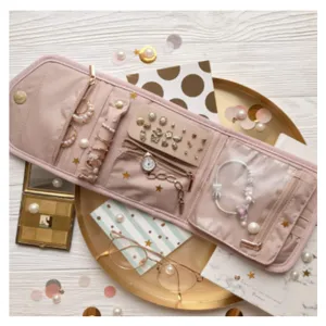 Estuche organizador de joyas de viaje plegable para anillos pendientes y collares rosa.