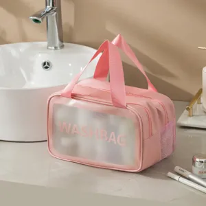 Vista dettagliata della borsa da toeletta rosa, finestra trasparente impermeabile e manico per viaggio.