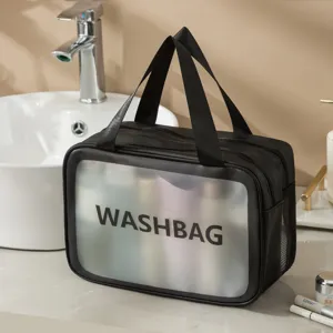 Dettaglio della borsa da toilette nera con finestra trasparente satinata e design a doppia cerniera.