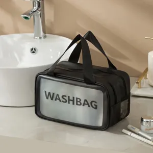 Vista dettagliata della borsa da viaggio nera con finestra trasparente, trousse impermeabile.