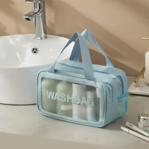Dettaglio del beauty case trasparente con ampio scomparto e tessuto impermeabile.