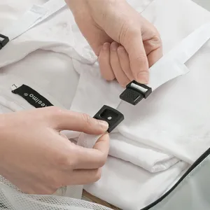 Tragbarer Reise-Kleider-Organizer Packwürfel mit Kompressionsriemen und Schnallen-Design.