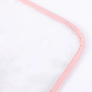 Sac étanche en TPU pour documents, détail de la bordure rose et de la matière transparente.