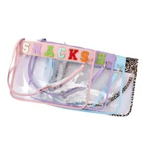 Sac de document étanche en TPU transparent avec bordures colorées, sangles et lettres en feutre.