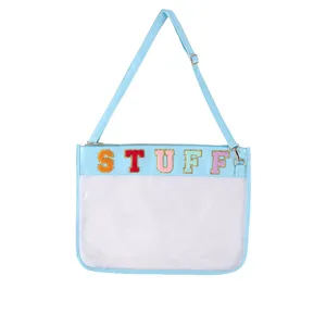Sac de document TPU transparent bleu clair avec lettres en feutre coloré et bandoulière.