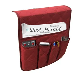 Bolsa de almacenamiento colgante para sofá acolchada roja con bolsillos múltiples para teléfono.