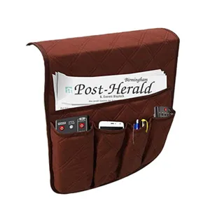 Organizador acolchado marrón para reposabrazos de sofá con bolsillos para mandos.