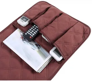 Organizador acolchado para reposabrazos de sofá con bolsillos para control remoto y revista.