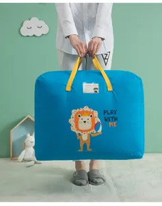 Vista detallada de la bolsa de almacenamiento azul para edredón con león lindo y asas amarillas.