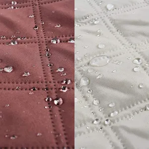 Detalle en primer plano de la superficie de tela acolchada impermeable con textura.