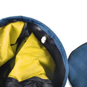 Detailansicht des blauen Spielzeug-Aufbewahrungseimers im Jeans-Look mit gelbem Innenfutter.