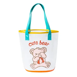 Bolso tote de playa transparente de PVC con estampado de oso tierno y asas de colores.