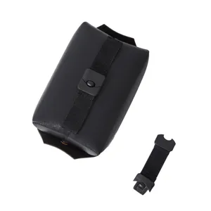 Caja de panuelos para coche de cuero PU negro con correa ajustable, detalle impermeable.