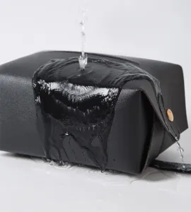 Detalle de caja de pañuelos de coche de cuero PU impermeable, soporte duradero y elegante.