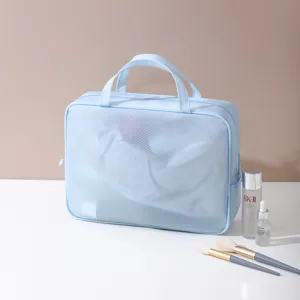 Detalle de bolsa de viaje de malla azul clara muestra tela transpirable y asa resistente.