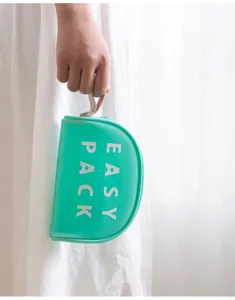 Vue détaillée de la trousse de maquillage turquoise en TPU avec poignée pour les voyages.