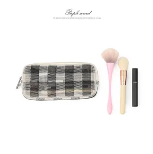 Detalle de bolsa de maquillaje de malla portátil con brochas y lápiz labial, transpirable.