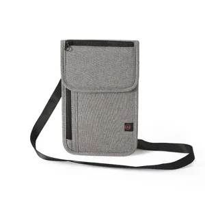 Sac bandoulière gris anti-RFID pour passeport et documents de voyage avec sangle réglable.