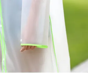 Detalle de manga de impermeable transparente, poncho impermeable adulto borde verde.