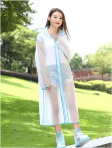 Vista detallada del impermeable largo transparente con ribete azul, ropa impermeable.
