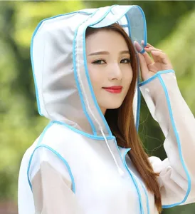 Impermeable largo transparente con borde azul y capucha para viajes al aire libre y uso.