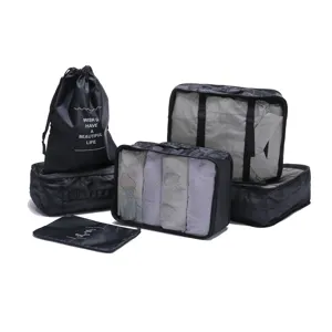 Detalles del set de cubos de viaje, bolsas de malla negra y organizadores de maleta.