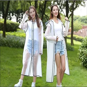 Impermeable largo transparente en detalle, diseño con capucha y borde negro, ideal para viajes.